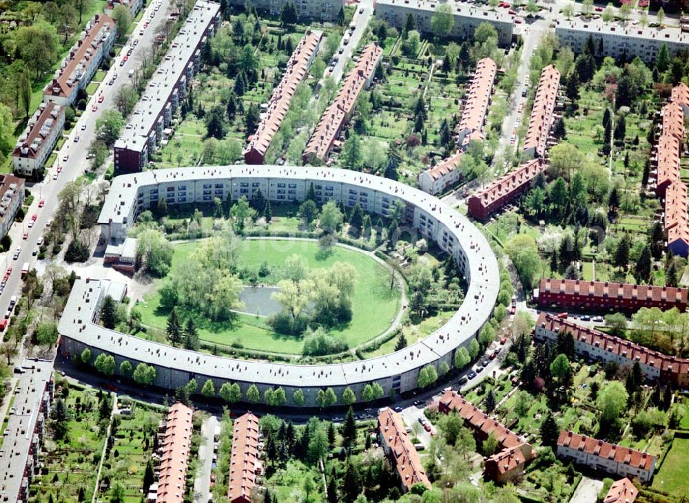 Aerial image Berlin - Britz - Hufeisensiedlung am Reuterring in Berlin - Britz / Neukölln