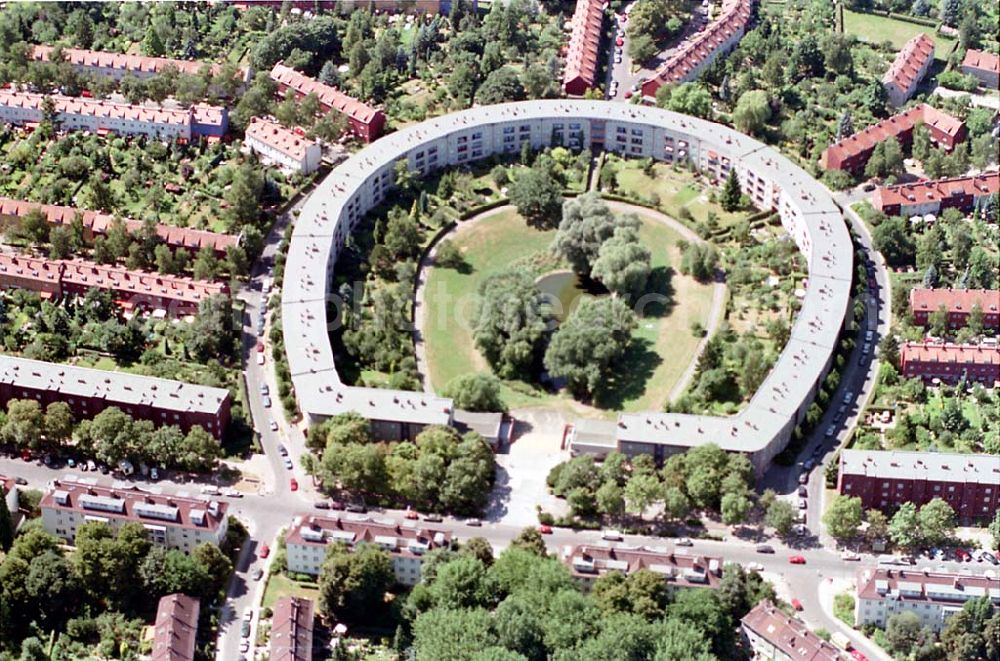 Berlin Neukölln from the bird's eye view: 09.08.1995 Hufeisensiedlung (Wohngebiet Berlin Tempelhof / Neukölln)