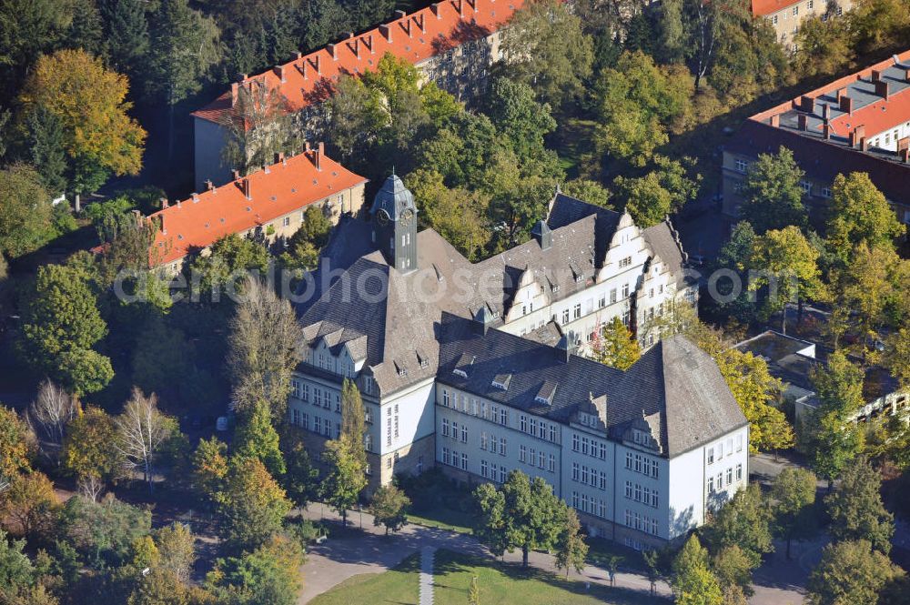 Aerial image Berlin - Das Humboldt-Gymnasium in Berlin Tegel (Reinickendorf) wurde Anfang des 20. Jahrhunderts ursprünglich als Realschule gegründet und dann schrittweise zum Gymnasium umgebaut. The Humboldt grammar school in Berlin Tegel was built in the beginning of the 20th century as a middle school and was later changed into a grammar school.