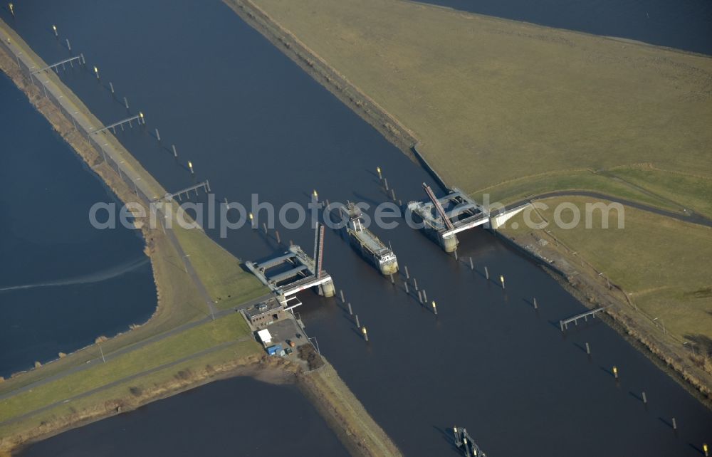 Elsfleth from the bird's eye view: Lockage of the Huntesperrwerk in the district Lienen in Elsfleth in the state Lower Saxony