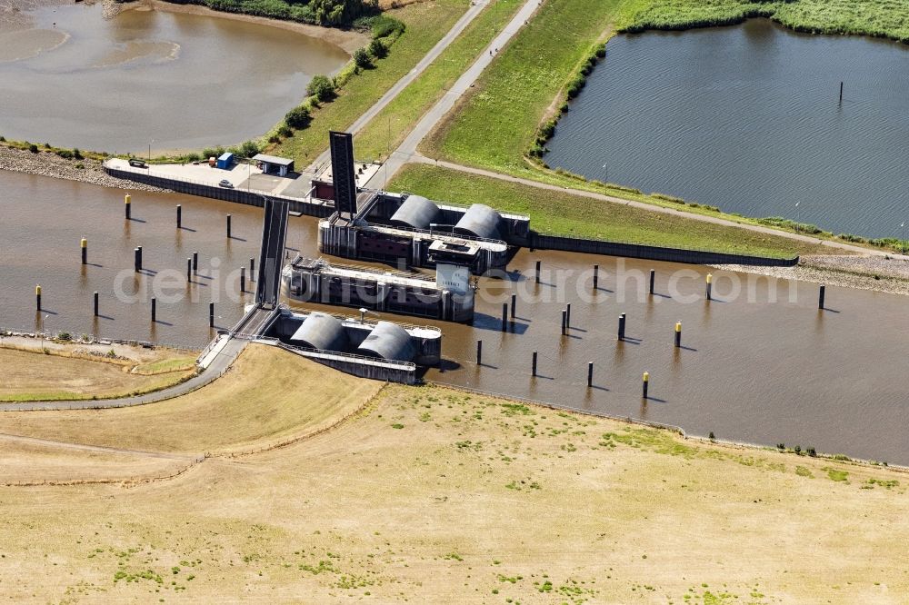 Elsfleth from above - Lockage of the Huntesperrwerk in the district Lienen in Elsfleth in the state Lower Saxony