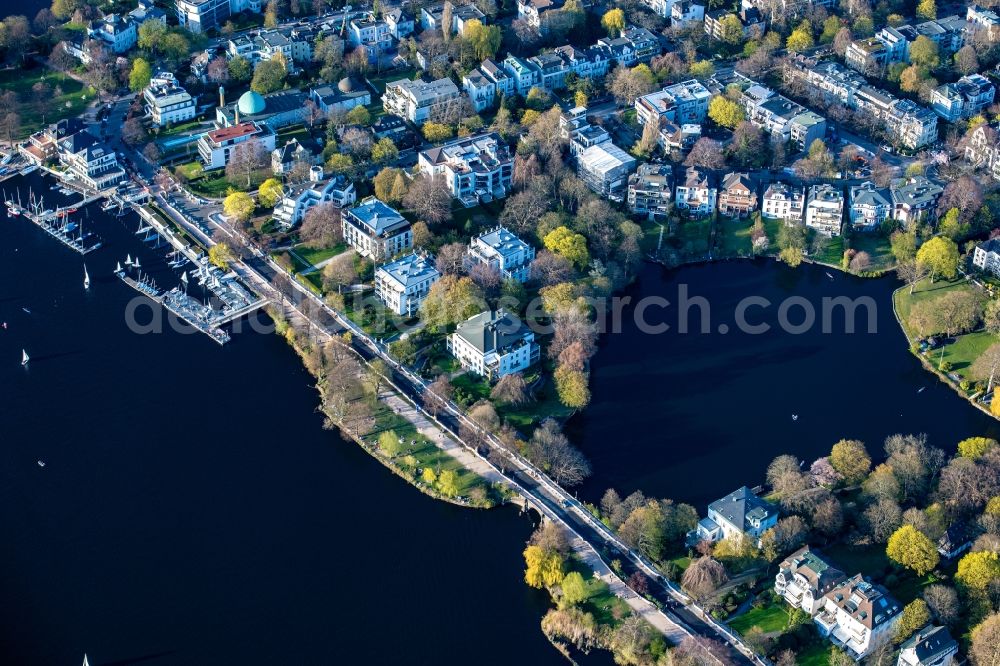 Aerial image Hamburg - Houses and street Schoene Aussicht on the bank area between the Outer Alster and the Feenteich in the district of Uhlenhorst in Hamburg, Germany