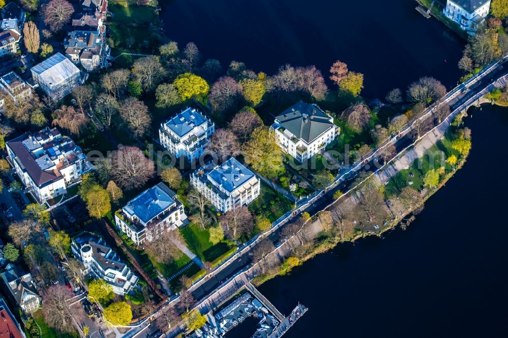 Aerial photograph Hamburg - Houses and street Schoene Aussicht on the bank area between the Outer Alster and the Feenteich in the district of Uhlenhorst in Hamburg, Germany