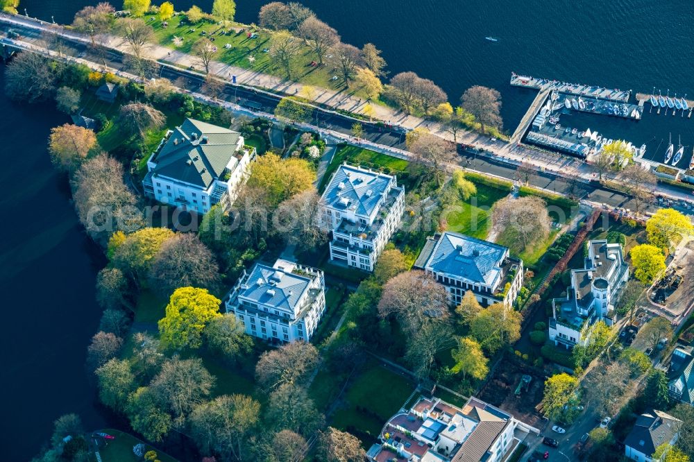 Aerial image Hamburg - Houses and street Schoene Aussicht on the bank area between the Outer Alster and the Feenteich in the district of Uhlenhorst in Hamburg, Germany