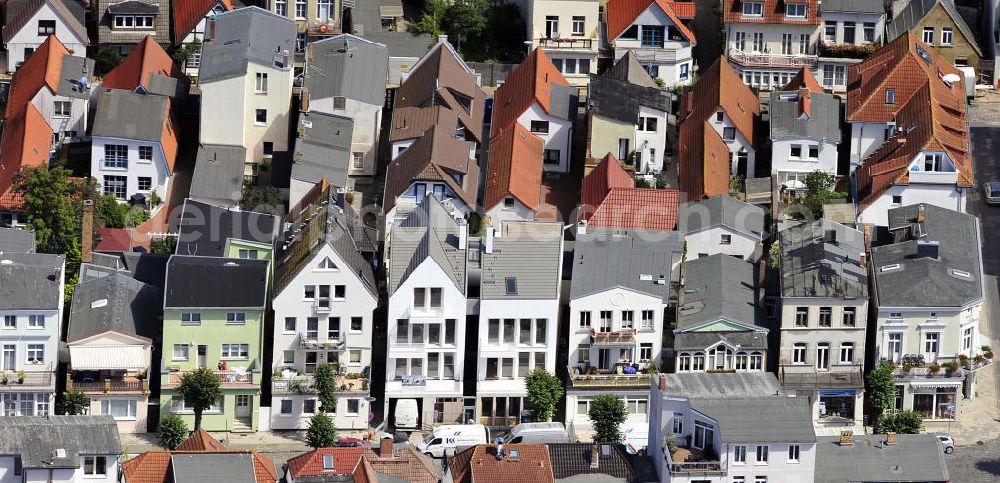 Rostock - Warnemünde from the bird's eye view: Häusermeer mit Blick auf die Dächer eines Wohngebietes im Stadtteil Warnemünde in Rostock, Mecklenburg-Vorpommern. Mass of houses in the district Warnemuende in Rostock, Mecklenburg-Western Pomerania.