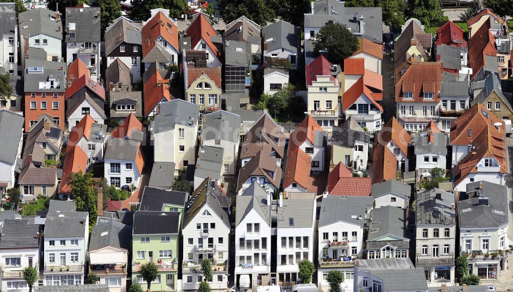 Aerial image Rostock - Warnemünde - Häusermeer mit Blick auf die Dächer eines Wohngebietes im Stadtteil Warnemünde in Rostock, Mecklenburg-Vorpommern. Mass of houses in the district Warnemuende in Rostock, Mecklenburg-Western Pomerania.