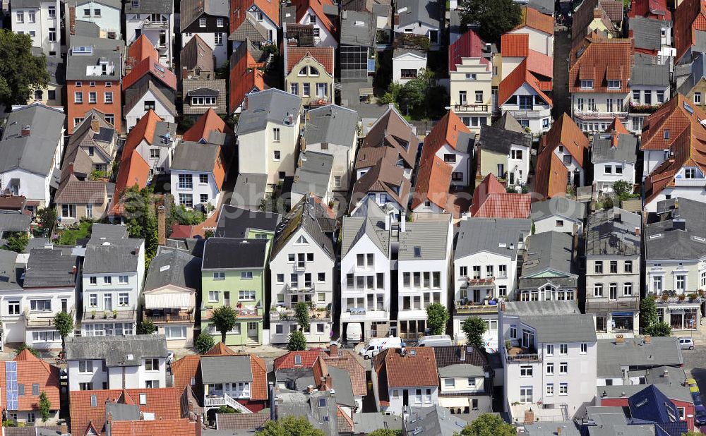 Aerial photograph Rostock - Warnemünde - Häusermeer mit Blick auf die Dächer eines Wohngebietes im Stadtteil Warnemünde in Rostock, Mecklenburg-Vorpommern. Mass of houses in the district Warnemuende in Rostock, Mecklenburg-Western Pomerania.