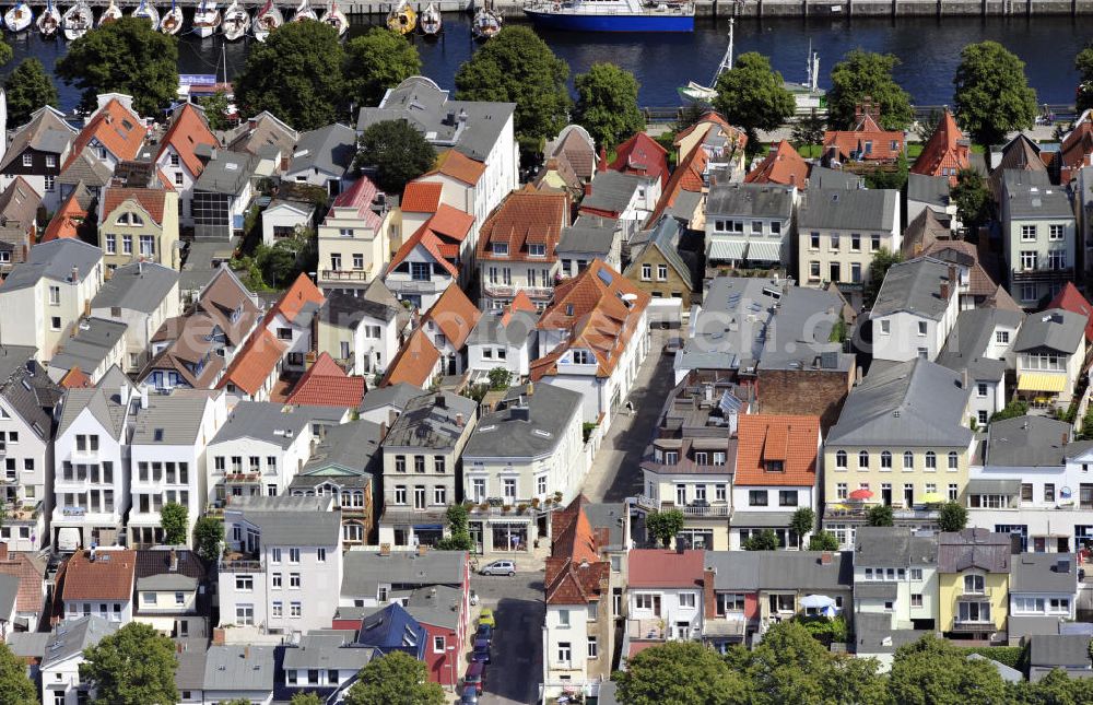 Rostock - Warnemünde from the bird's eye view: Häusermeer mit Blick auf die Dächer eines Wohngebietes im Stadtteil Warnemünde in Rostock, Mecklenburg-Vorpommern. Mass of houses in the district Warnemuende in Rostock, Mecklenburg-Western Pomerania.