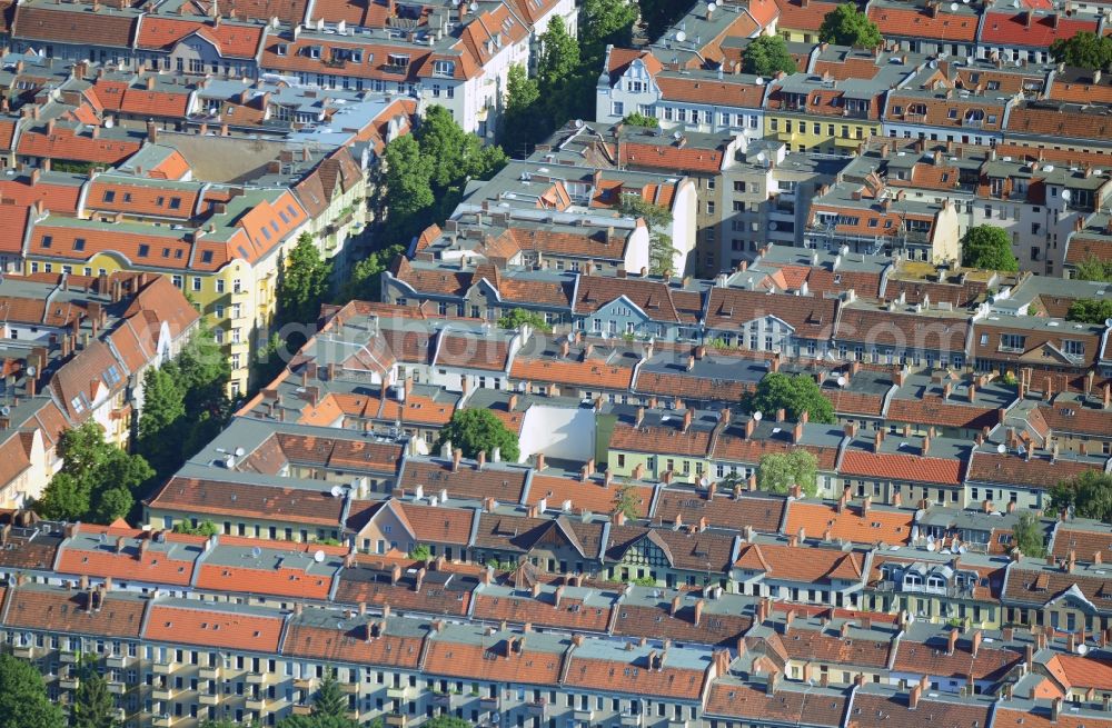 Berlin from the bird's eye view: Sea of ??houses with roofs of old buildings in residential area Berlin Tempelhof