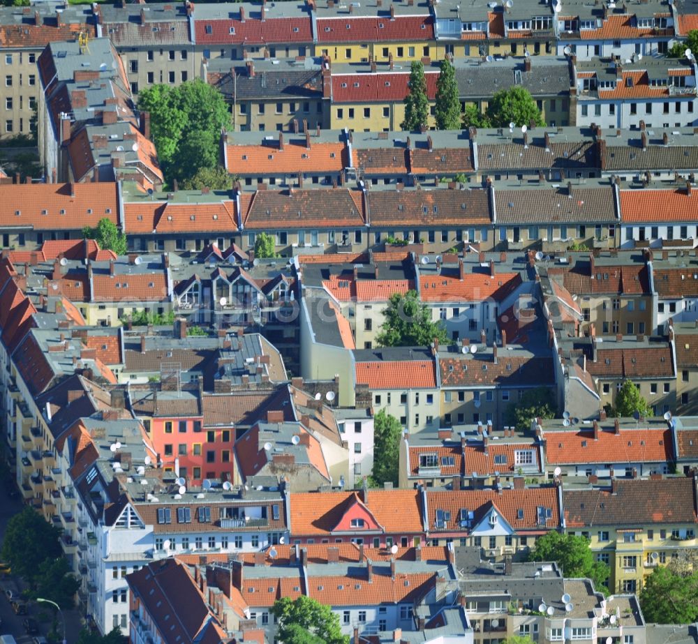 Aerial photograph Berlin - Sea of ??houses with roofs of old buildings in residential area Berlin Tempelhof