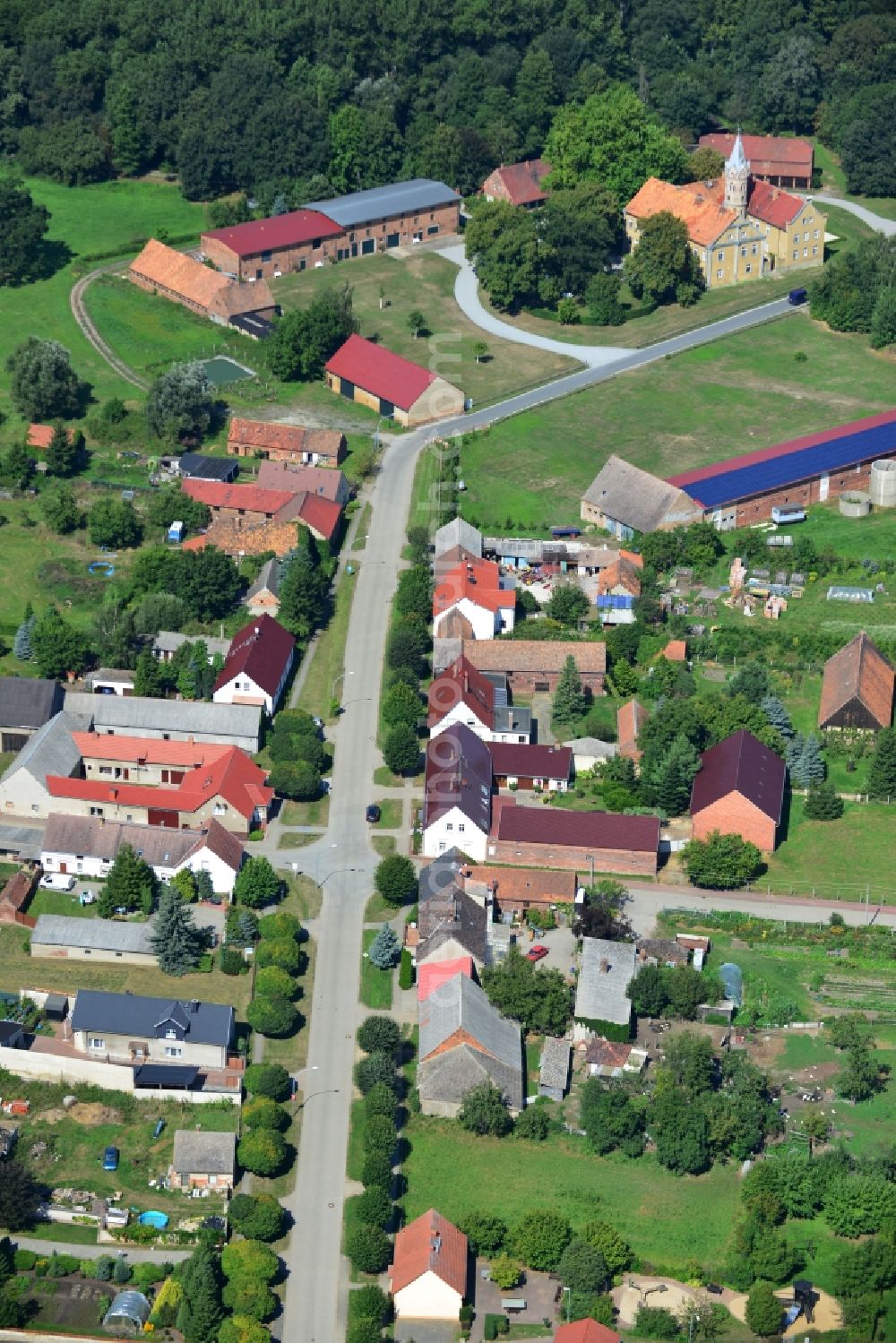 Aerial photograph Beesdau - Rows of houses of the village Beesdau in the state of Brandenburg in Germany