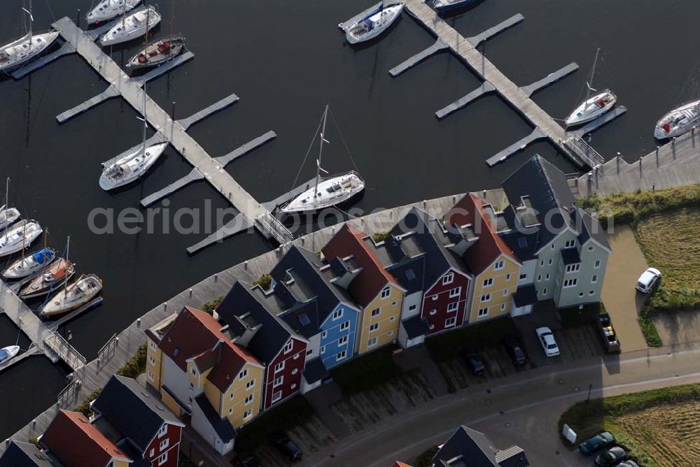 Greifswald from the bird's eye view: Blick auf die Häuserzeile am Ryck an der Deichstraße mit einem anliegenden Yachthafen.