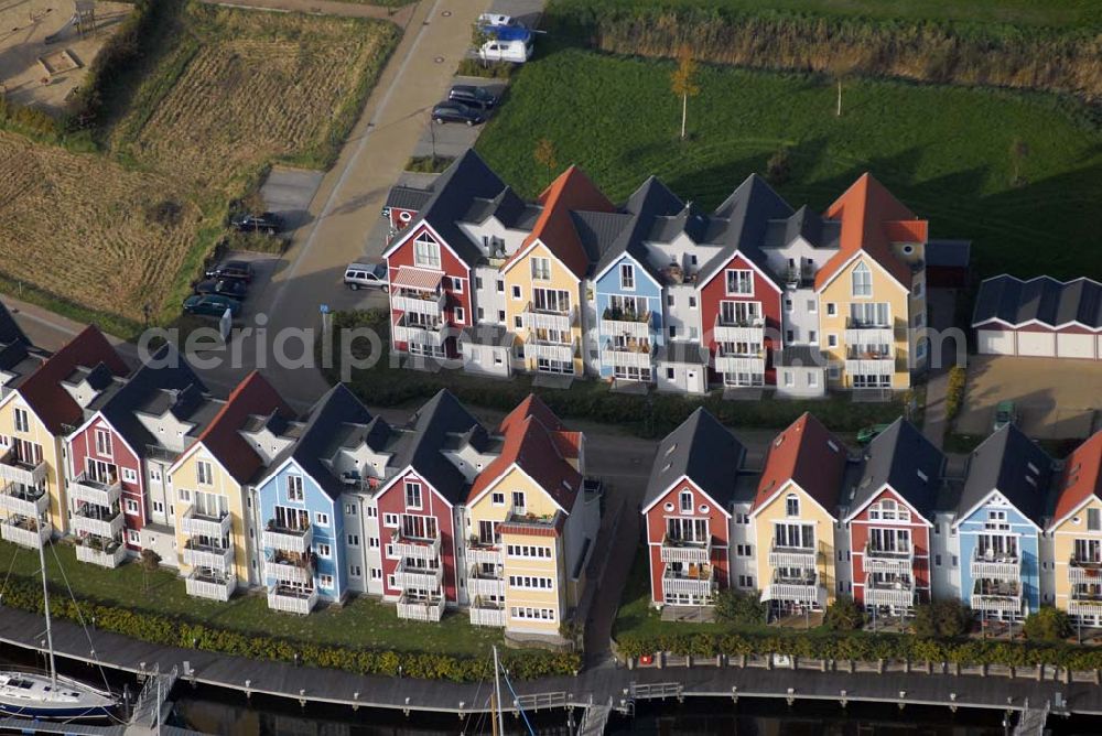 Greifswald from the bird's eye view: Blick auf die Häuserzeile am Ryck an der Deichstraße mit einem anliegenden Yachthafen.