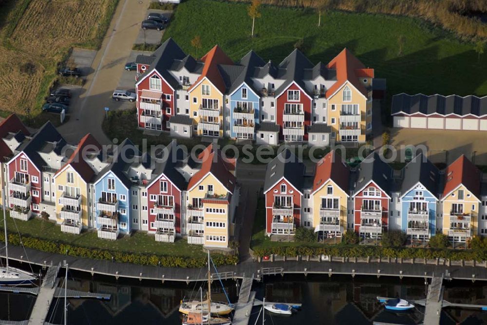 Aerial image Greifswald - Blick auf die Häuserzeile am Ryck an der Deichstraße mit einem anliegenden Yachthafen.