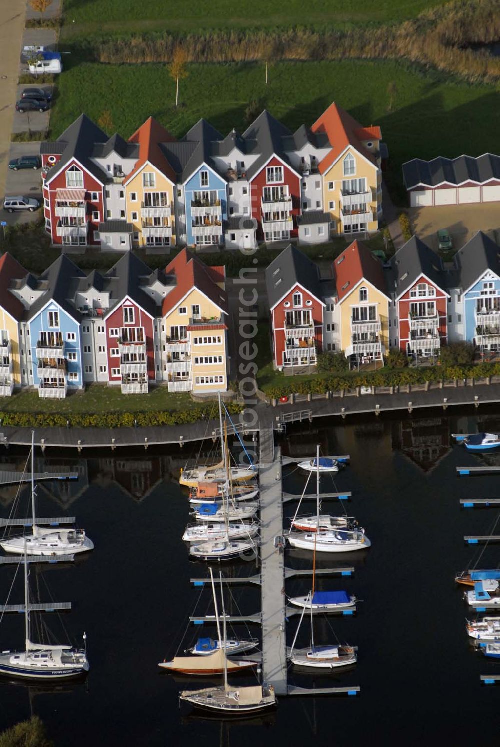 Aerial photograph Greifswald - Blick auf die Häuserzeile am Ryck an der Deichstraße mit einem anliegenden Yachthafen.