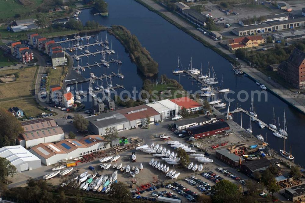 Aerial image Greifswald - Blick auf den Yachthafen am Ryck sowie den Häusern an der Yachtstraße.