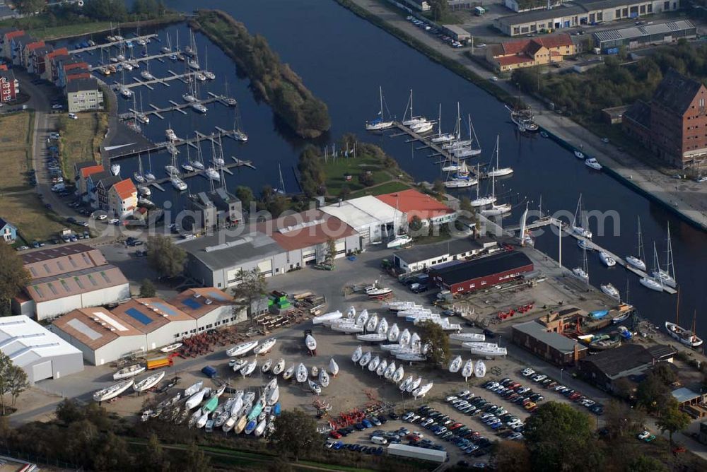 Aerial photograph Greifswald - Blick auf den Yachthafen am Ryck sowie den Häusern an der Yachtstraße.