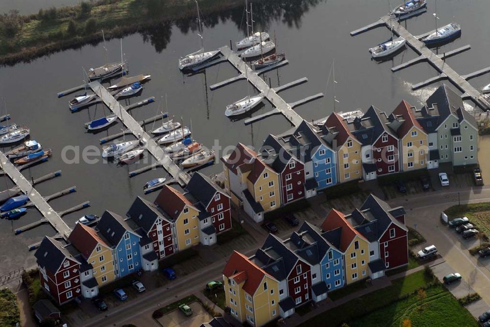 Aerial image Greifswald - Blick auf die Häuserzeile am Ryck an der Deichstraße mit dem dahinterliegenden Yachthafen.