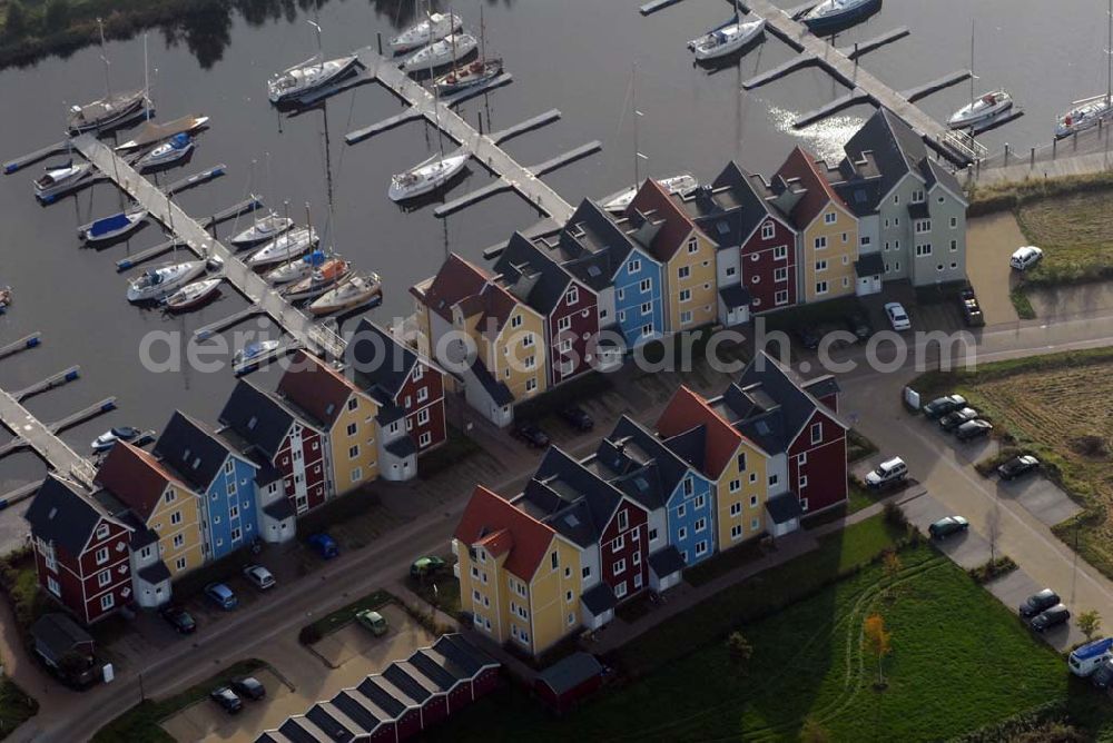 Aerial photograph Greifswald - Blick auf die Häuserzeile am Ryck an der Deichstraße mit dem dahinterliegenden Yachthafen.