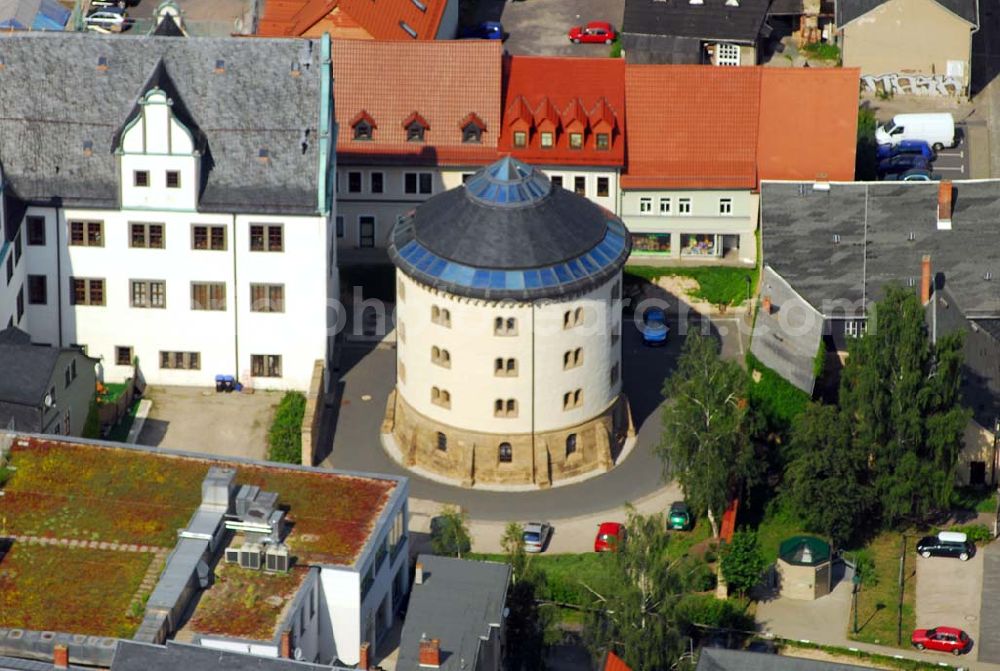 Saalfeld from above - Blick auf die Hutschachtel. Dieser eigenwillige Bau im Hof des Rathauses diente bis nach dem II. Weltkrieg als Stadtgefängnis.