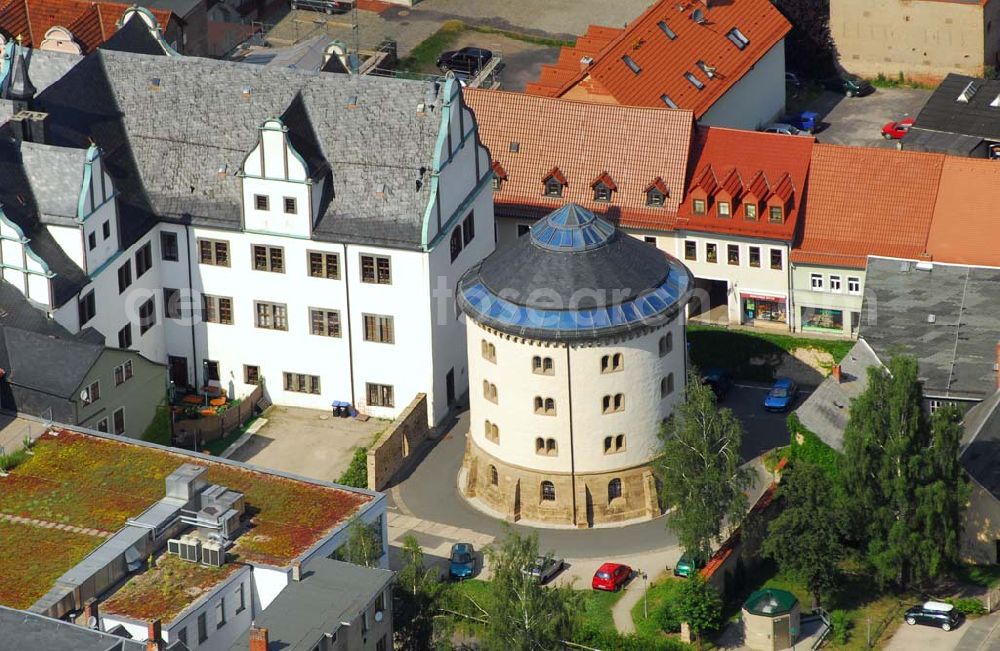 Aerial image Saalfeld - Blick auf die Hutschachtel. Dieser eigenwillige Bau im Hof des Rathauses diente bis nach dem II. Weltkrieg als Stadtgefängnis.