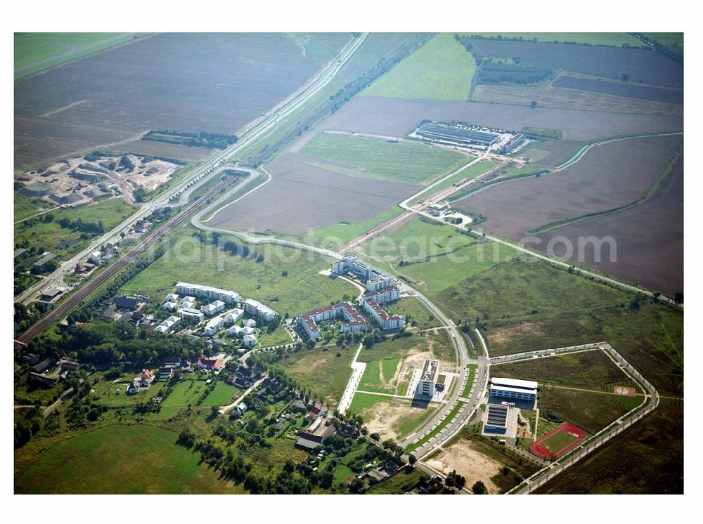 Schönefeld from the bird's eye view: 29.08.2005 Scönefeld Gewerbe- und Wohngebiet Roncasa der HVB Projekt GmbH westlich des S- und Fernbahnhofes Schönefeld.