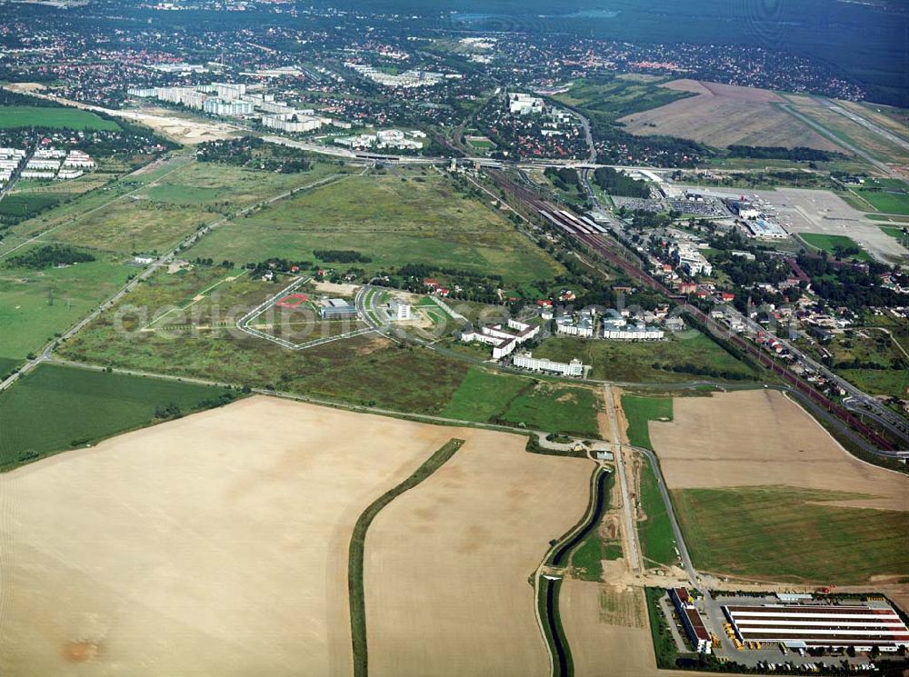 Aerial image Schönefeld - 29.08.2005 Schönefeld Gewerbe- und Wohngebiet Roncasa der HVB Projekt GmbH westlich des S- und Fernbahnhofes Schönefeld.