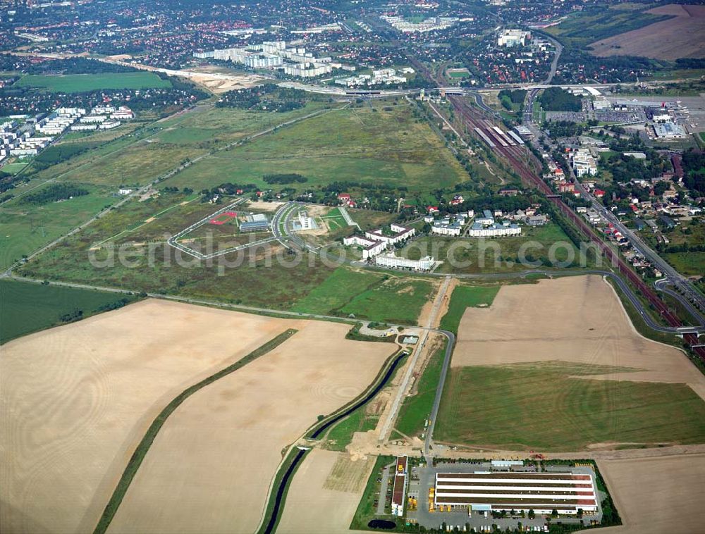 Aerial photograph Schönefeld - 29.08.2005 Schönefeld Gewerbe- und Wohngebiet Roncasa der HVB Projekt GmbH westlich des S- und Fernbahnhofes Schönefeld.