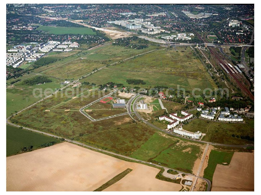 Schönefeld from above - 29.08.2005 Scönefeld Gewerbe- und Wohngebiet Roncasa der HVB Projekt GmbH westlich des S- und Fernbahnhofes Schönefeld.