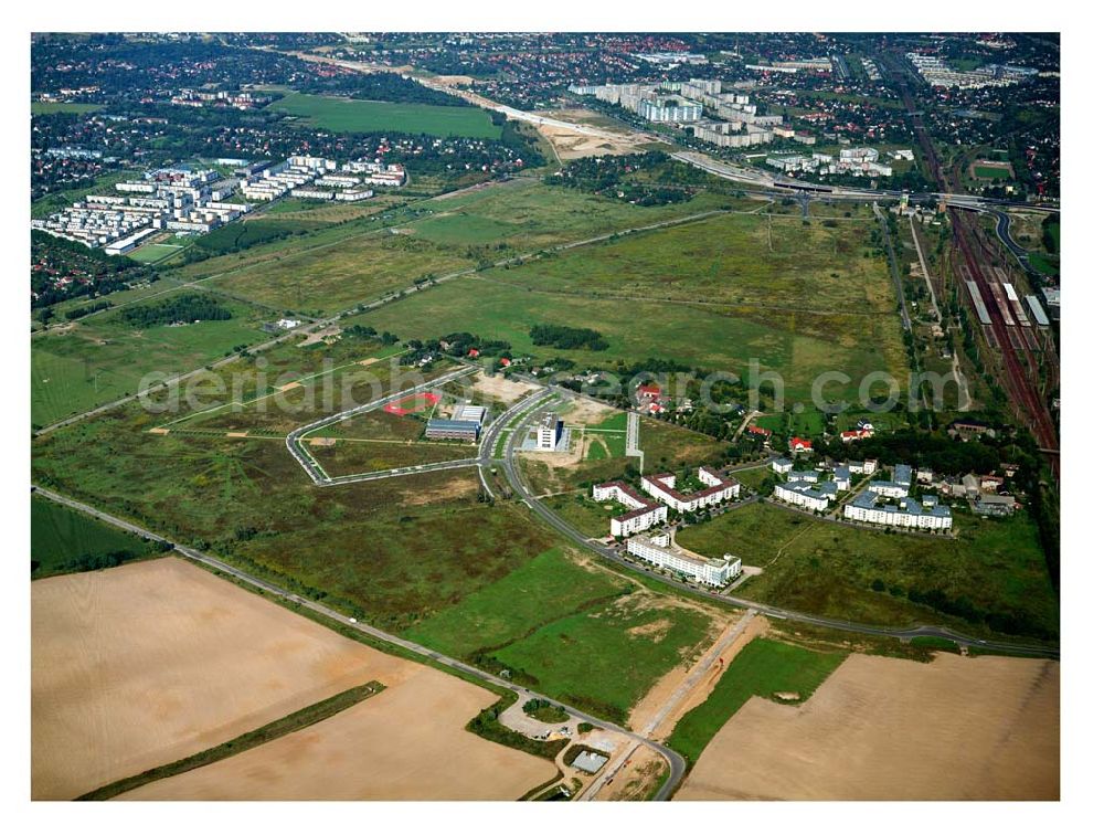 Schönefeld from the bird's eye view: 29.08.2005 Scönefeld Gewerbe- und Wohngebiet Roncasa der HVB Projekt GmbH westlich des S- und Fernbahnhofes Schönefeld.