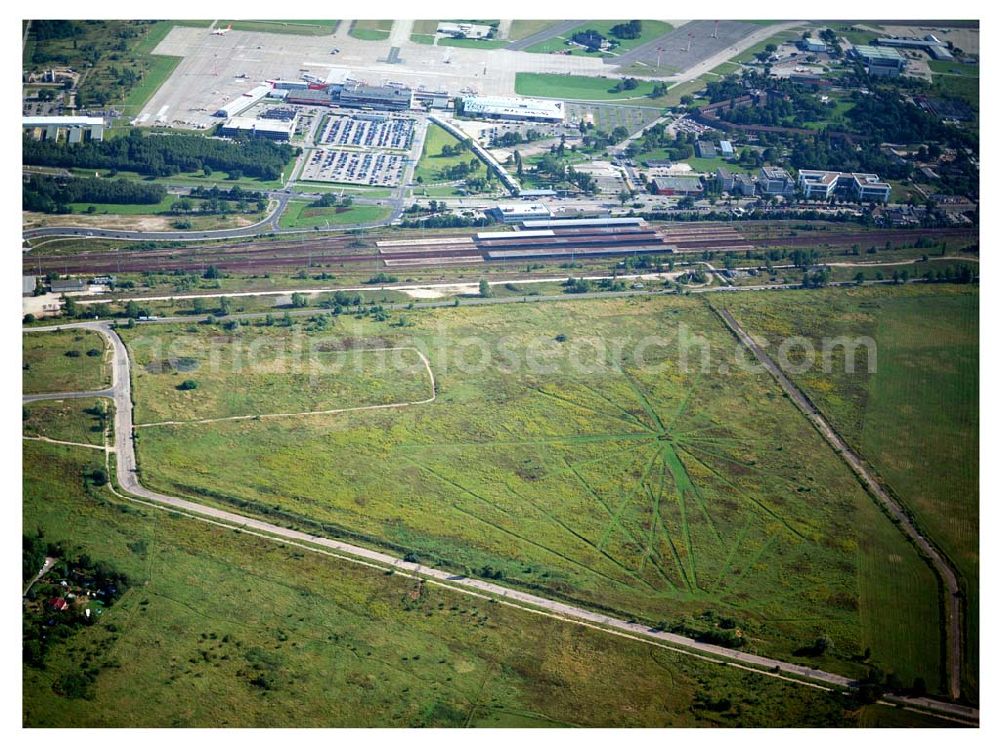 Schönefeld from the bird's eye view: 29.08.2005 Scönefeld Gewerbe- und Wohngebiet Roncasa der HVB Projekt GmbH westlich des S- und Fernbahnhofes Schönefeld.