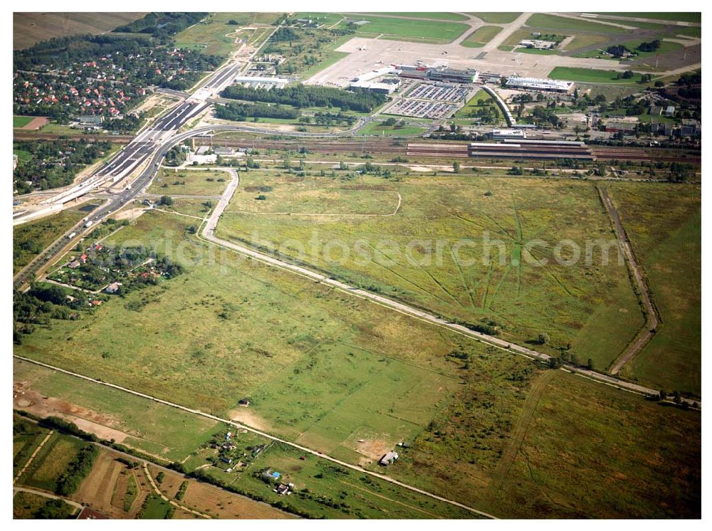 Aerial image Schönefeld - 29.08.2005 Scönefeld Gewerbe- und Wohngebiet Roncasa der HVB Projekt GmbH westlich des S- und Fernbahnhofes Schönefeld.