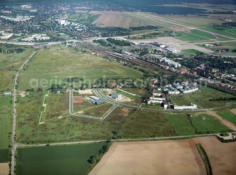 Aerial photograph Schönefeld - 29.08.2005 Schönefeld Gewerbe- und Wohngebiet Roncasa der HVB Projekt GmbH westlich des S- und Fernbahnhofes Schönefeld.