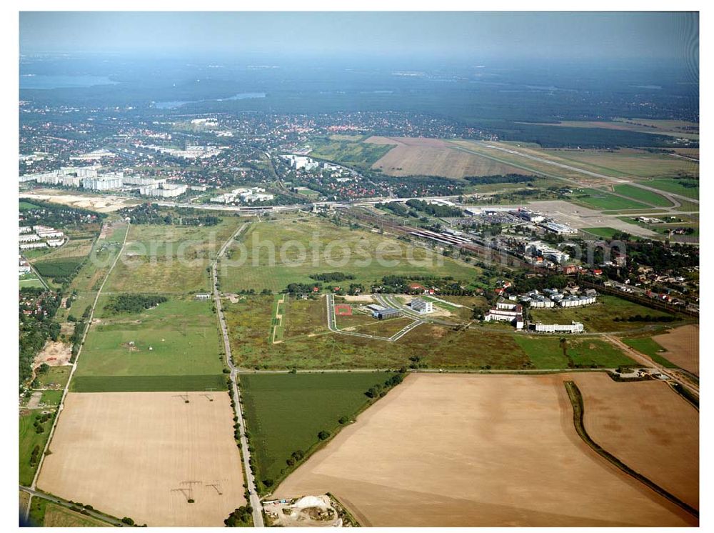 Schönefeld from above - 29.08.2005 Scönefeld Gewerbe- und Wohngebiet Roncasa der HVB Projekt GmbH westlich des S- und Fernbahnhofes Schönefeld.