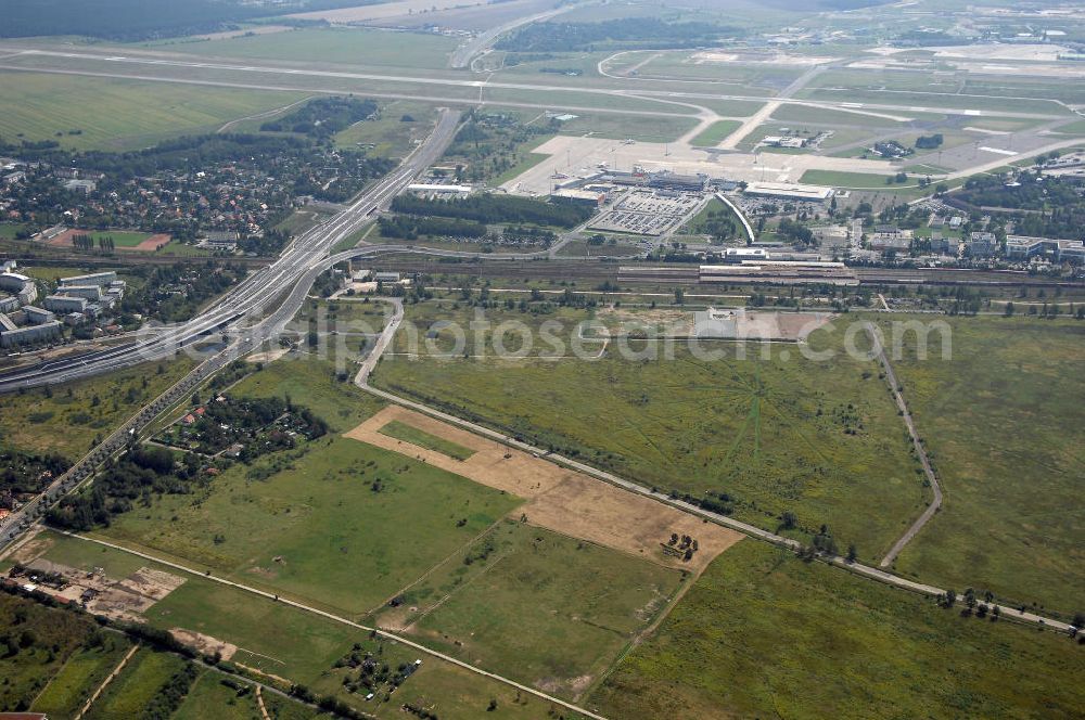 Aerial image Schönefeld - 24.08.2007 Schönefeld Der Gewerbepark Schönefeld - südlich von Berlin - wird anspruchsvolle Architektur mit hoher städtebaulicher und grünplanerischer Qualität verbinden. Die HVB Immobilien AG bietet an diesem attraktiven Standort Grundstücke zum Verkauf.