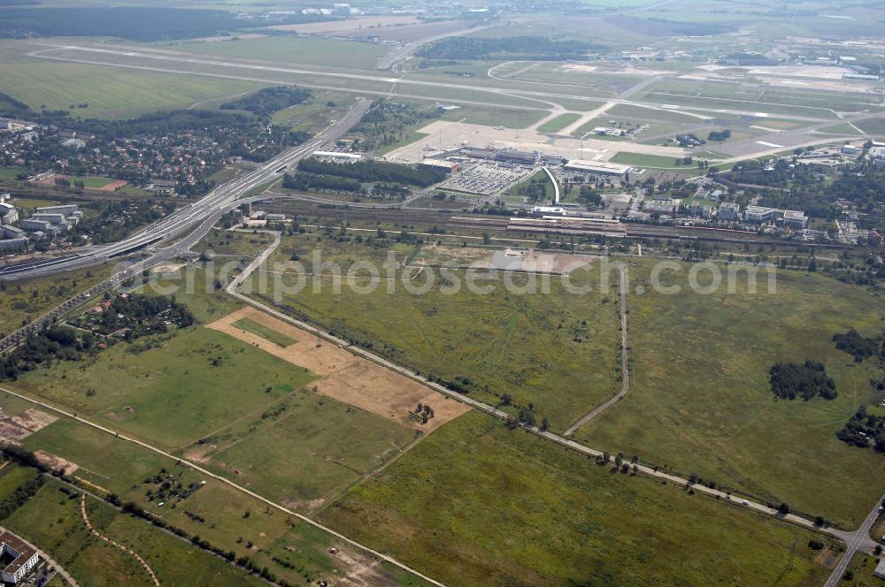 Aerial photograph Schönefeld - 24.08.2007 Schönefeld Der Gewerbepark Schönefeld - südlich von Berlin - wird anspruchsvolle Architektur mit hoher städtebaulicher und grünplanerischer Qualität verbinden. Die HVB Immobilien AG bietet an diesem attraktiven Standort Grundstücke zum Verkauf.