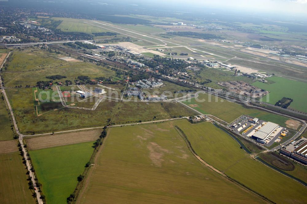 Schönefeld from the bird's eye view: 24.08.2007 Schönefeld Der Gewerbepark Schönefeld - südlich von Berlin - wird anspruchsvolle Architektur mit hoher städtebaulicher und grünplanerischer Qualität verbinden. Die HVB Immobilien AG bietet an diesem attraktiven Standort Grundstücke zum Verkauf.