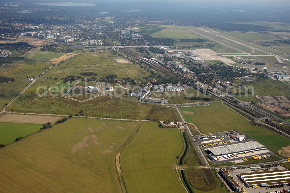 Aerial image Schönefeld - 24.08.2007 Schönefeld Der Gewerbepark Schönefeld - südlich von Berlin - wird anspruchsvolle Architektur mit hoher städtebaulicher und grünplanerischer Qualität verbinden. Die HVB Immobilien AG bietet an diesem attraktiven Standort Grundstücke zum Verkauf.