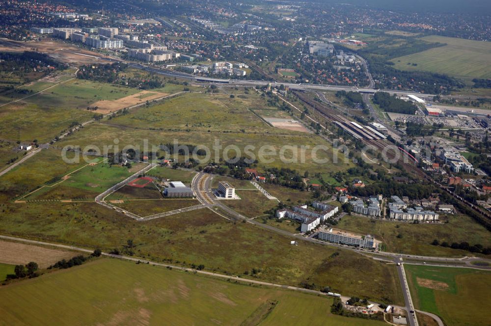 Schönefeld from above - 24.08.2007 Schönefeld Der Gewerbepark Schönefeld - südlich von Berlin - wird anspruchsvolle Architektur mit hoher städtebaulicher und grünplanerischer Qualität verbinden. Die HVB Immobilien AG bietet an diesem attraktiven Standort Grundstücke zum Verkauf.