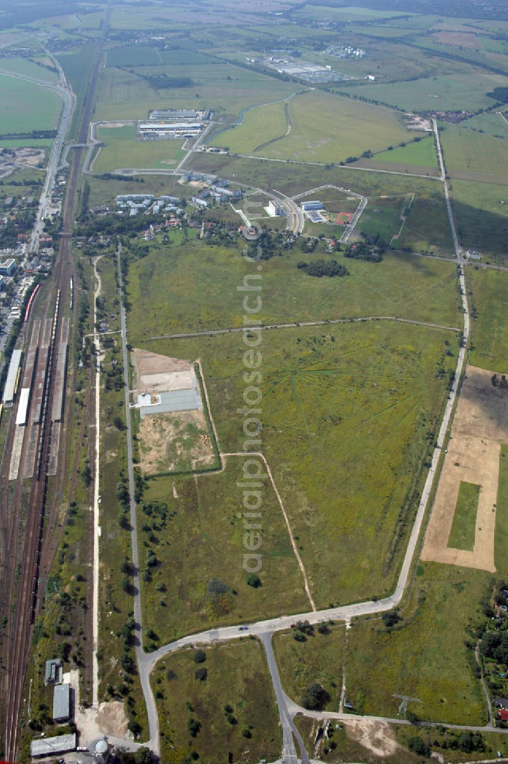 Aerial image Schönefeld - 24.08.2007 Schönefeld Der Gewerbepark Schönefeld - südlich von Berlin - wird anspruchsvolle Architektur mit hoher städtebaulicher und grünplanerischer Qualität verbinden. Die HVB Immobilien AG bietet an diesem attraktiven Standort Grundstücke zum Verkauf.