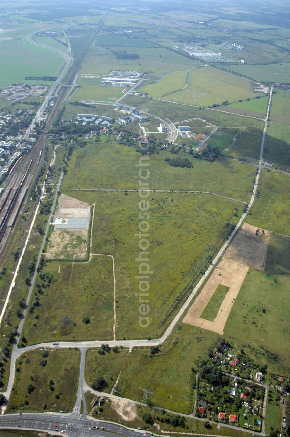 Aerial photograph Schönefeld - 24.08.2007 Schönefeld Der Gewerbepark Schönefeld - südlich von Berlin - wird anspruchsvolle Architektur mit hoher städtebaulicher und grünplanerischer Qualität verbinden. Die HVB Immobilien AG bietet an diesem attraktiven Standort Grundstücke zum Verkauf.