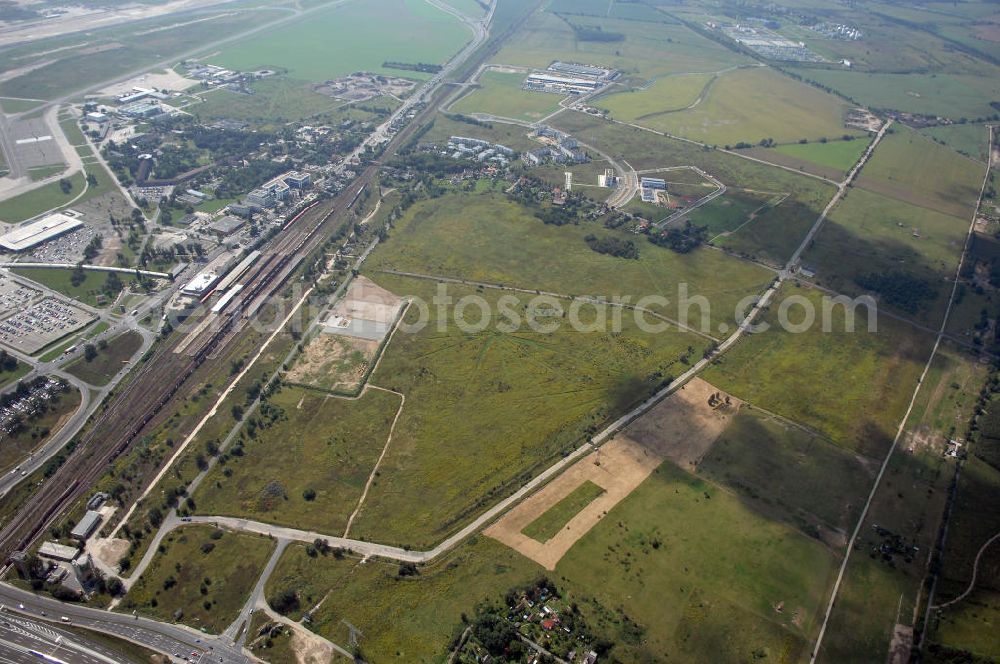 Aerial image Schönefeld - 24.08.2007 Schönefeld Der Gewerbepark Schönefeld - südlich von Berlin - wird anspruchsvolle Architektur mit hoher städtebaulicher und grünplanerischer Qualität verbinden. Die HVB Immobilien AG bietet an diesem attraktiven Standort Grundstücke zum Verkauf.