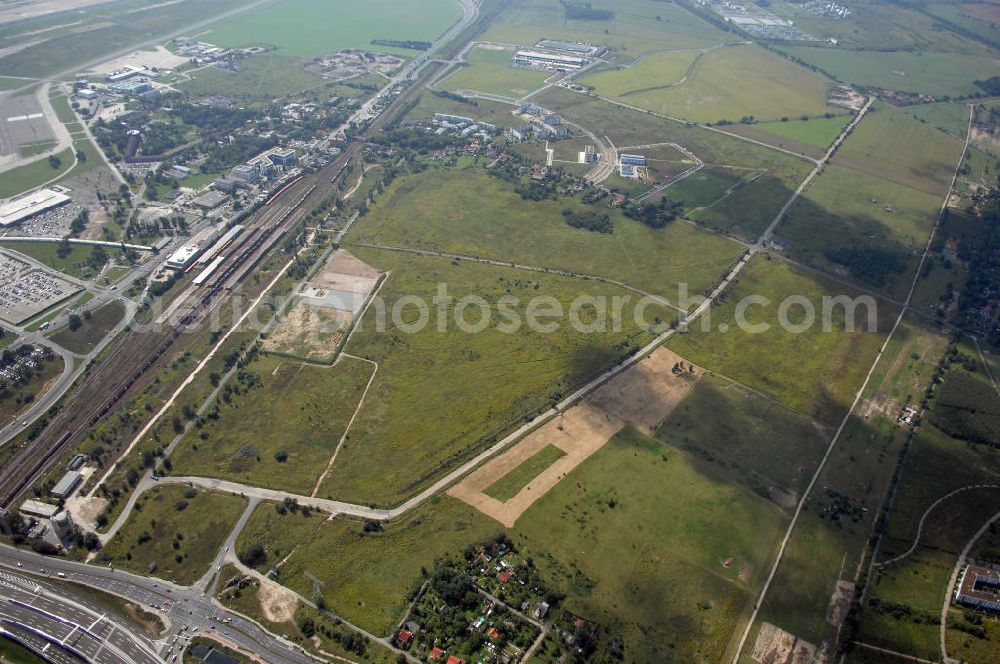 Aerial photograph Schönefeld - 24.08.2007 Schönefeld Der Gewerbepark Schönefeld - südlich von Berlin - wird anspruchsvolle Architektur mit hoher städtebaulicher und grünplanerischer Qualität verbinden. Die HVB Immobilien AG bietet an diesem attraktiven Standort Grundstücke zum Verkauf.