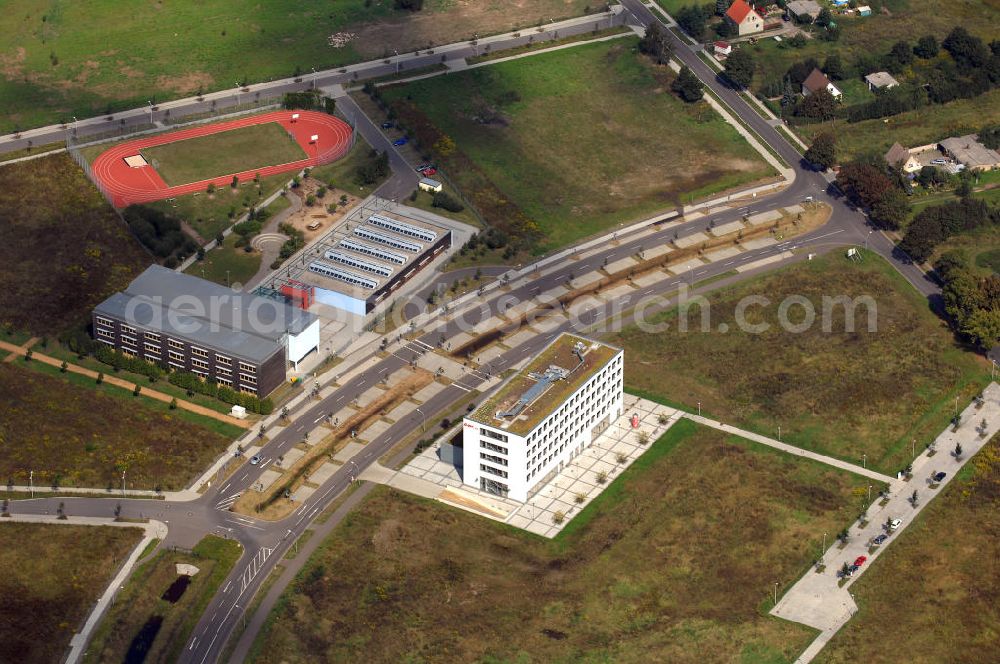 Schönefeld from above - 24.08.2007 Schönefeld Der Gewerbepark Schönefeld - südlich von Berlin - wird anspruchsvolle Architektur mit hoher städtebaulicher und grünplanerischer Qualität verbinden. Die HVB Immobilien AG bietet an diesem attraktiven Standort Grundstücke zum Verkauf.