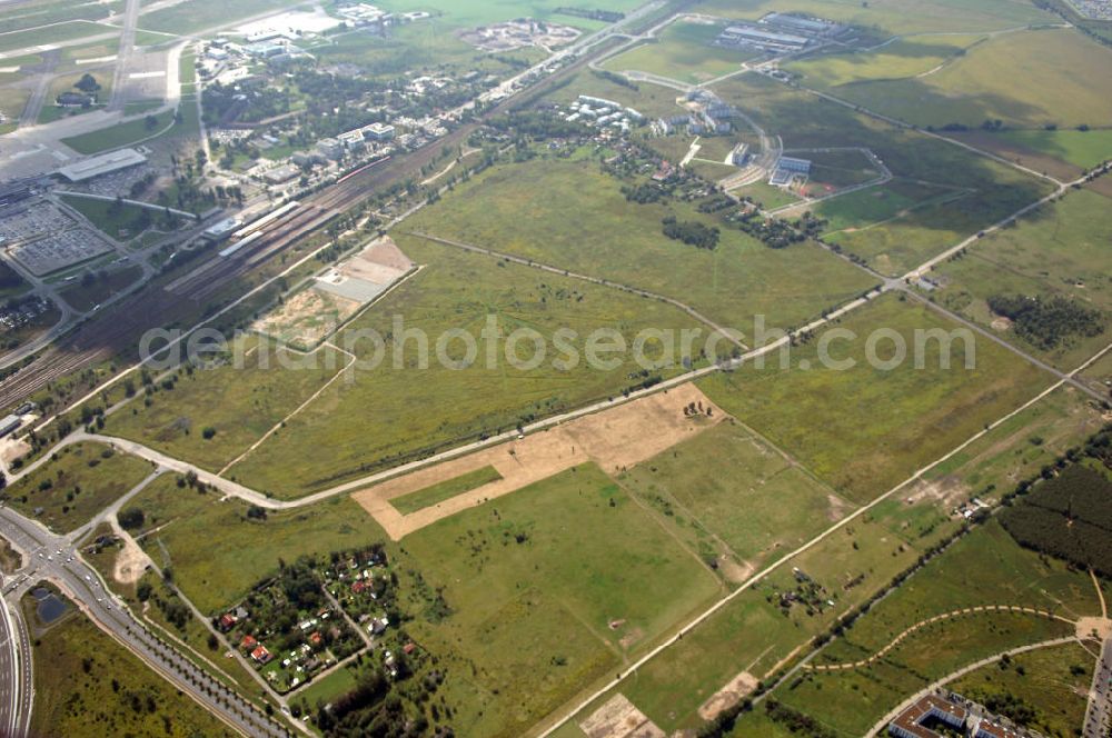 Schönefeld from the bird's eye view: 24.08.2007 Schönefeld Der Gewerbepark Schönefeld - südlich von Berlin - wird anspruchsvolle Architektur mit hoher städtebaulicher und grünplanerischer Qualität verbinden. Die HVB Immobilien AG bietet an diesem attraktiven Standort Grundstücke zum Verkauf.