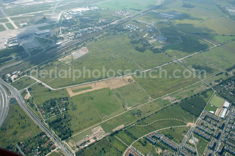 Aerial image Schönefeld - 24.08.2007 Schönefeld Der Gewerbepark Schönefeld - südlich von Berlin - wird anspruchsvolle Architektur mit hoher städtebaulicher und grünplanerischer Qualität verbinden. Die HVB Immobilien AG bietet an diesem attraktiven Standort Grundstücke zum Verkauf.