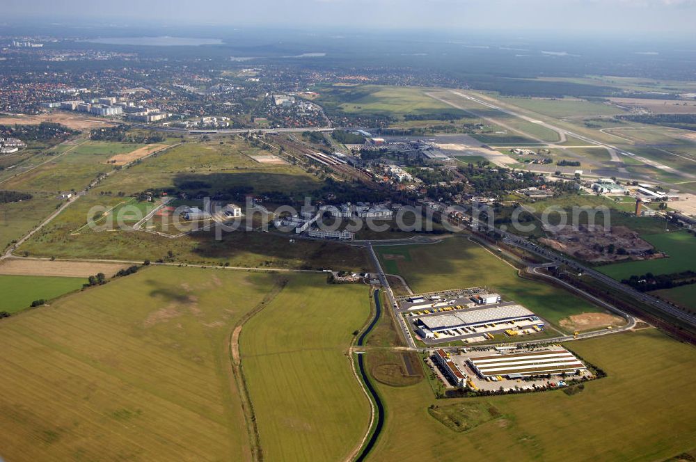 Aerial photograph Schönefeld - 24.08.2007 Schönefeld Der Gewerbepark Schönefeld - südlich von Berlin - wird anspruchsvolle Architektur mit hoher städtebaulicher und grünplanerischer Qualität verbinden. Die HVB Immobilien AG bietet an diesem attraktiven Standort Grundstücke zum Verkauf.