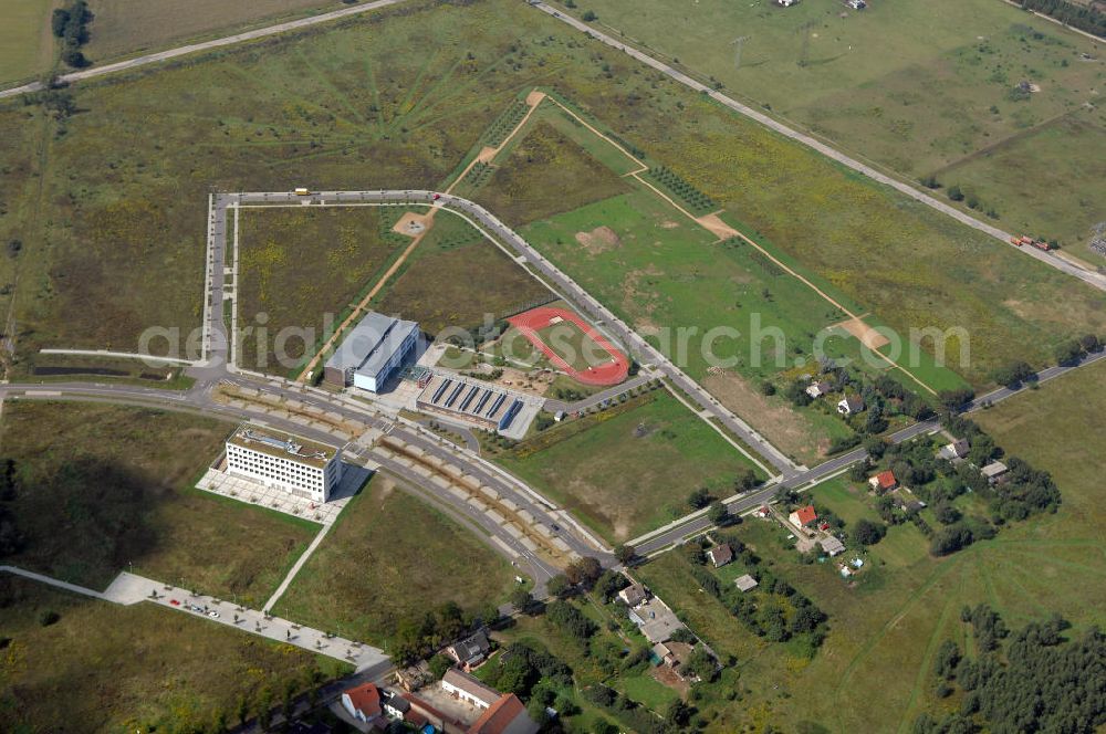 Schönefeld from above - 24.08.2007 Schönefeld Der Gewerbepark Schönefeld - südlich von Berlin - wird anspruchsvolle Architektur mit hoher städtebaulicher und grünplanerischer Qualität verbinden. Die HVB Immobilien AG bietet an diesem attraktiven Standort Grundstücke zum Verkauf.