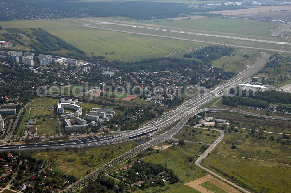 Aerial photograph Berlin - 24.08.2007 Schönefeld Der Gewerbepark Schönefeld - südlich von Berlin - wird anspruchsvolle Architektur mit hoher städtebaulicher und grünplanerischer Qualität verbinden. Die HVB Immobilien AG bietet an diesem attraktiven Standort Grundstücke zum Verkauf.