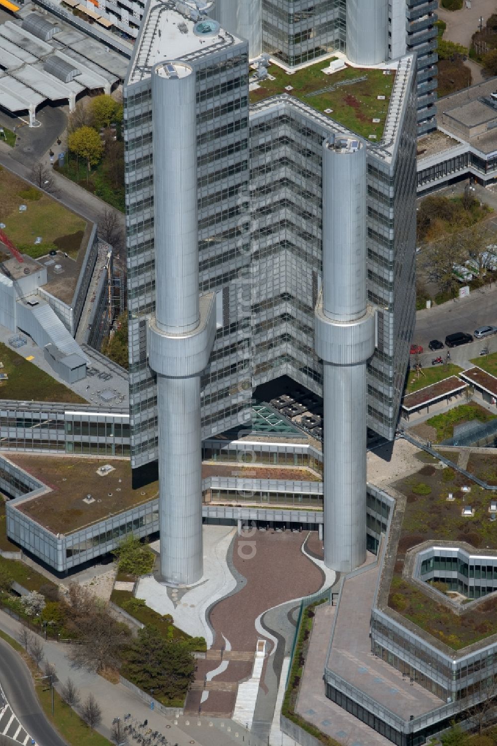 München from the bird's eye view: Tower of HVB - UniCredit Bank and the Sheraton Munich Arabellapark Hotel in Bogenhausen district of Munich in Bavaria